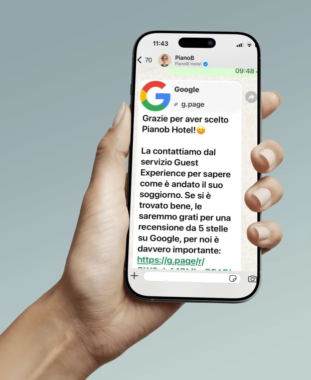 Conversazione WhatsApp: dopo il soggiorno Hotea ringrazia l'ospite e chiede una recensione a 5 stelle su Google, con il link diretto alla scheda Google della struttura